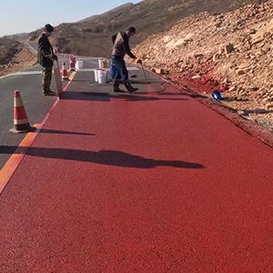 一是彩鋼瓦噴漆翻新，地面噴涂